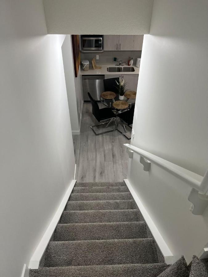 Beautiful 2 Bedroom Home Away From Home YYC Exterior photo