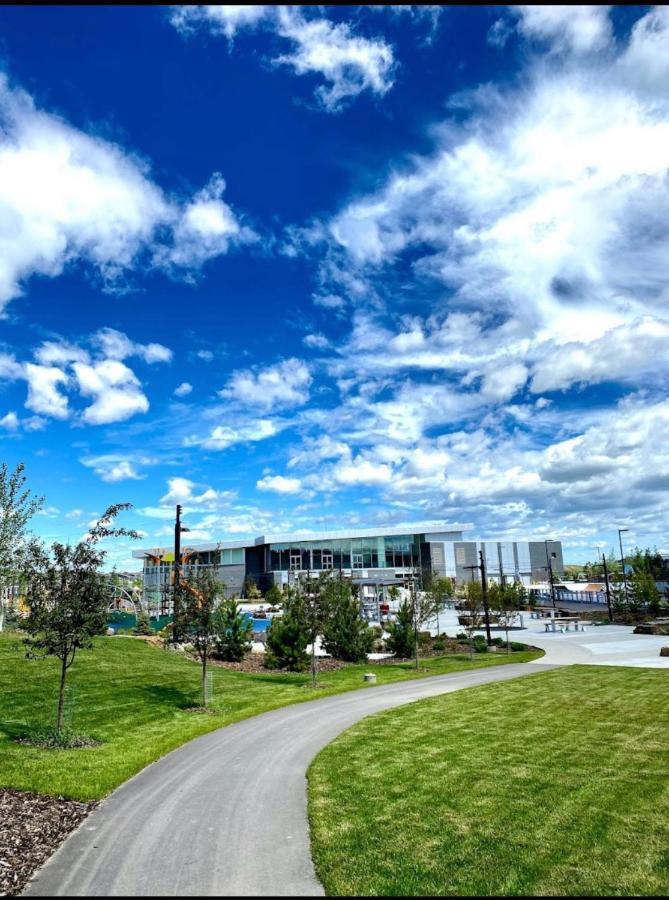 Beautiful 2 Bedroom Home Away From Home YYC Exterior photo